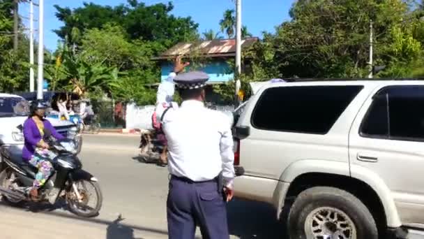La policía regula el tráfico en la calle — Vídeo de stock