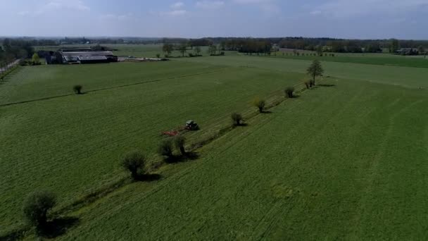 Agricultura máquina agitando grama — Vídeo de Stock