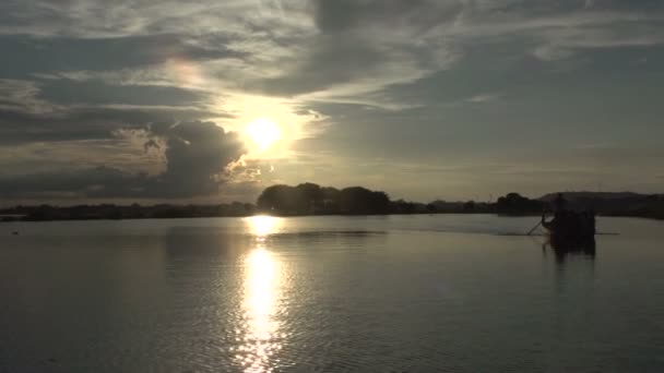 Amarapura, zachód słońca na U-bein bridge — Wideo stockowe