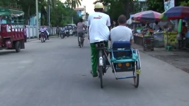 Na trishaw jízda ulicemi — Stock video