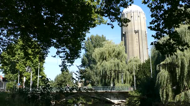 Vatten tornet av Zutphen bakom träd — Stockvideo