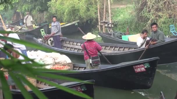 Nyaung Shwe Nehri üzerinde sürme — Stok video