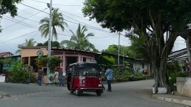 Tuktuks in der straße von catarina — Stockvideo