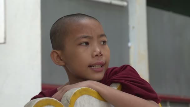 Mladý mnich v klášteře Mahagandayon — Stock video