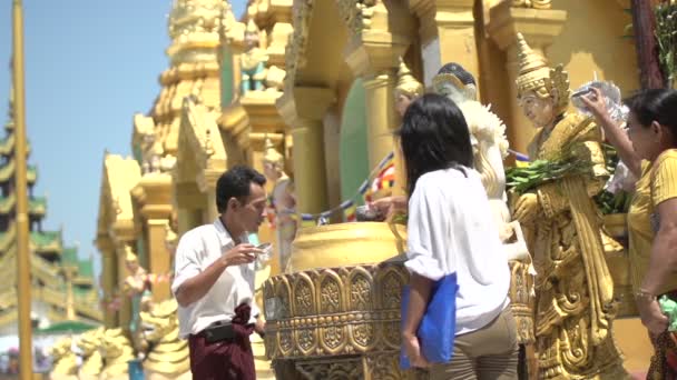 Banho de Estátua de Buda — Vídeo de Stock