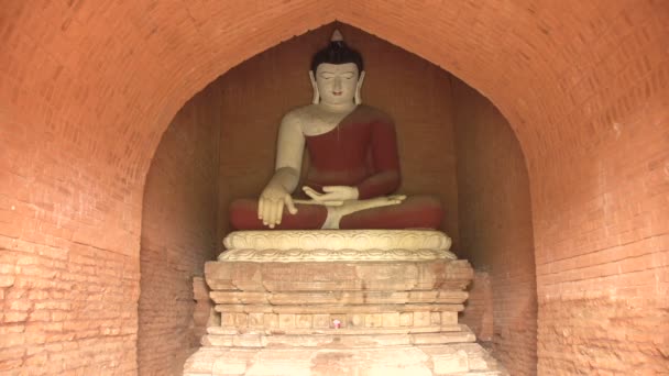 Estátua de Buda em nicho — Vídeo de Stock