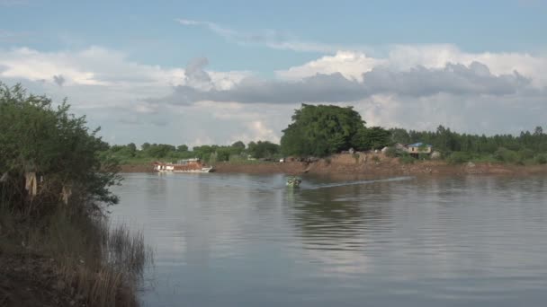 Cruzando o rio por ferryboat — Vídeo de Stock