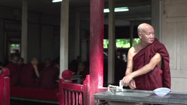 Monges no Pagode Shwemokehtaw — Vídeo de Stock