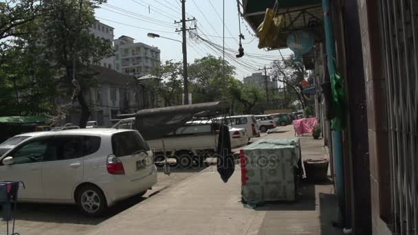 Місті Yangon, типова сцена вулиці — стокове відео
