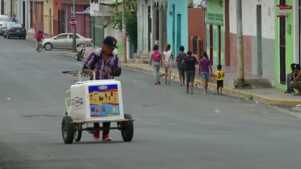 Ice cream mężczyznę idącego — Wideo stockowe