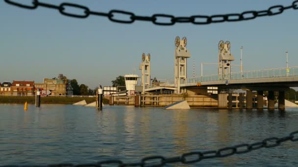 Pont de la ville de Kampen à la rivière Ijssel — Video