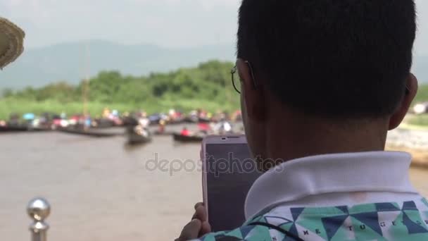 Inle lake, człowiek robi zdjęcia z telefonu komórkowego — Wideo stockowe