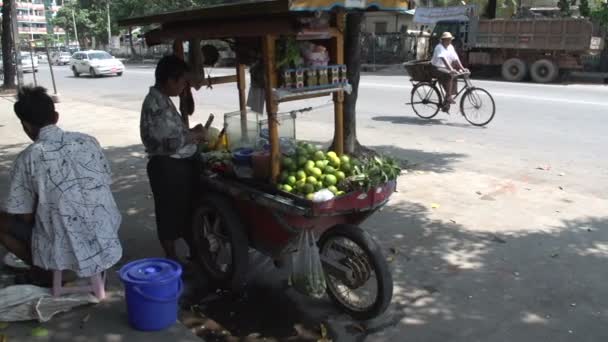 Yangón, puesto de frutas en la calle — Vídeos de Stock