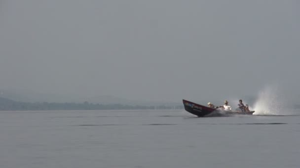 Ridning på Nyaung Shwe floden — Stockvideo