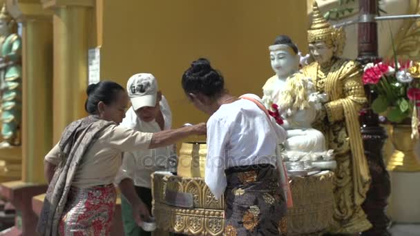 Badning av buddhastaty — Stockvideo
