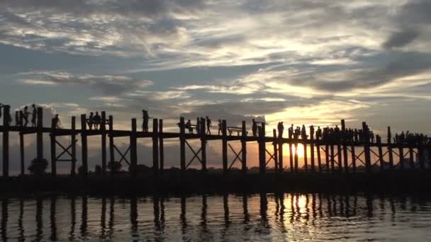 Amarapura, zonsondergang bij U-bein brug — Stockvideo
