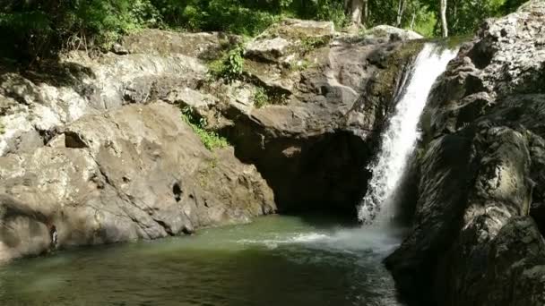 在丛林中的塞尔瓦 Negra 瀑布 — 图库视频影像