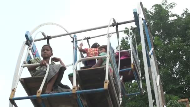 Yangón, niños en carrusel en feria — Vídeos de Stock