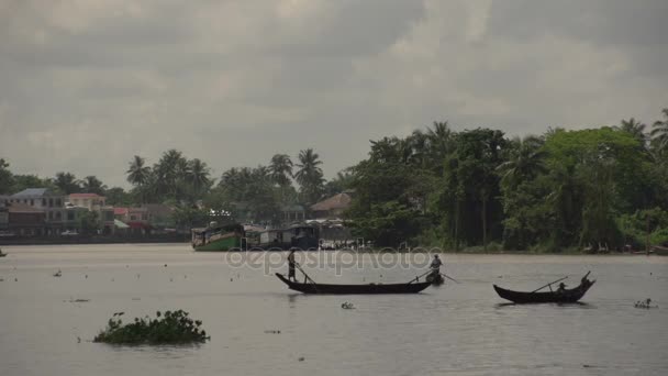 Pequeños botes de remos en el río Irrawaddy — Vídeo de stock