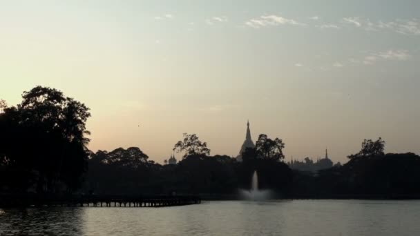 Solnedgång vid Shwedagon Pagoda — Stockvideo