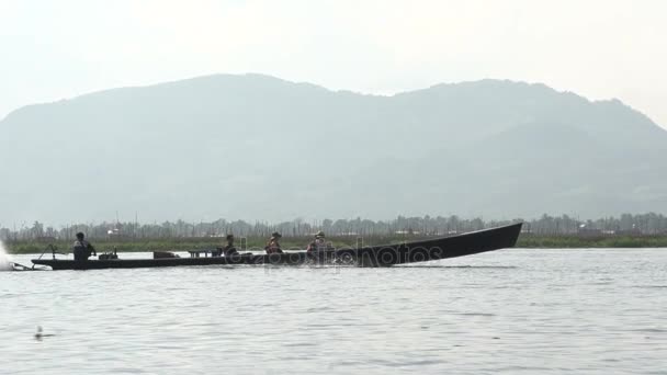 Montar en el río Nyaung Shwe — Vídeo de stock