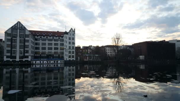 Zachód słońca nad rzeką Szprewą w Berlinie — Wideo stockowe