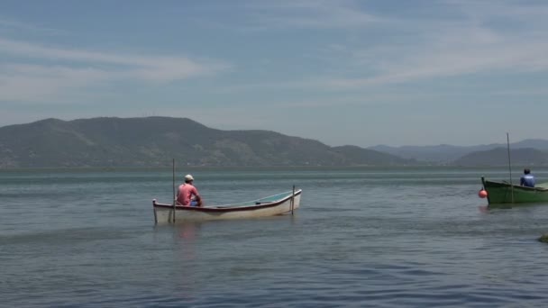 Лагуна, рибалок на човнах — стокове відео