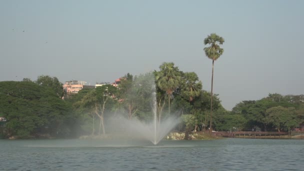 Fontein in Kandawgyi meer — Stockvideo