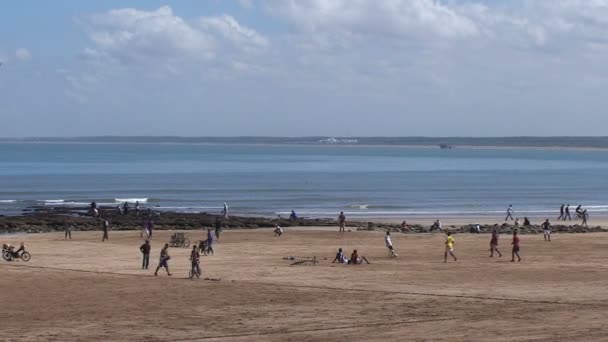 海滩上的人们 playong 足球 — 图库视频影像