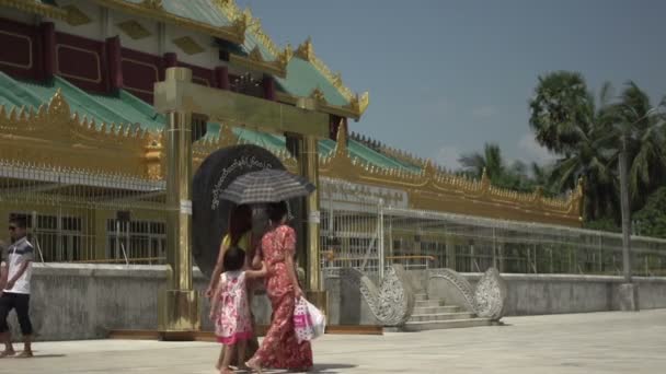 사람들이 지나가는 Shwedagon 파고다 — 비디오