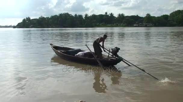 Małej motorówki Irrawaddy River — Wideo stockowe
