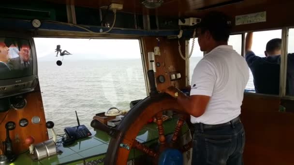 Cabine avec capitaine de ferry — Video
