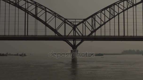 Puente sobre el río — Vídeo de stock
