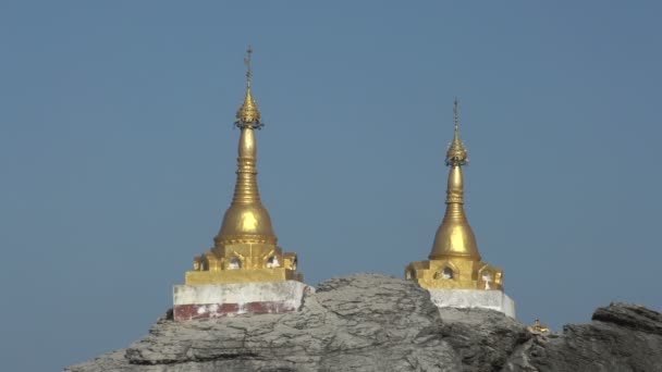 Kyauk Maumghnama pagoda på stranden — Stockvideo