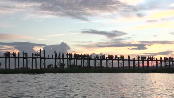 Amarapura, zachód słońca na U-bein bridge — Wideo stockowe