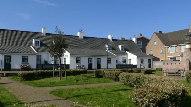 Weiße holländische Häuser in Katwijk — Stockvideo