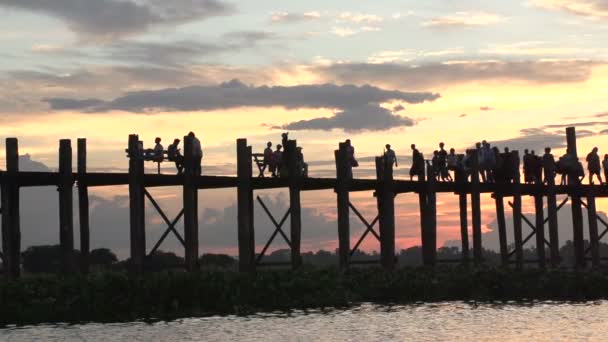 Amarapura, pôr-do-sol na ponte U-bein — Vídeo de Stock