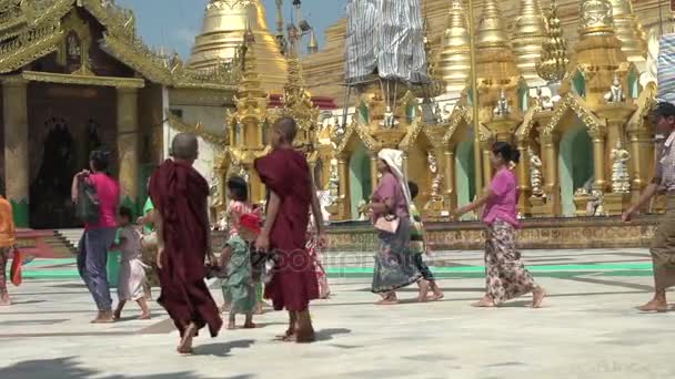 Menschen gehen an der Shwedagon-Pagode vorbei — Stockvideo