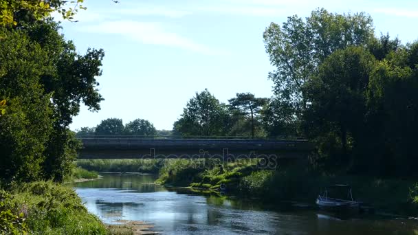 Flussbrücke und Boot in holländischer Landschaft — Stockvideo