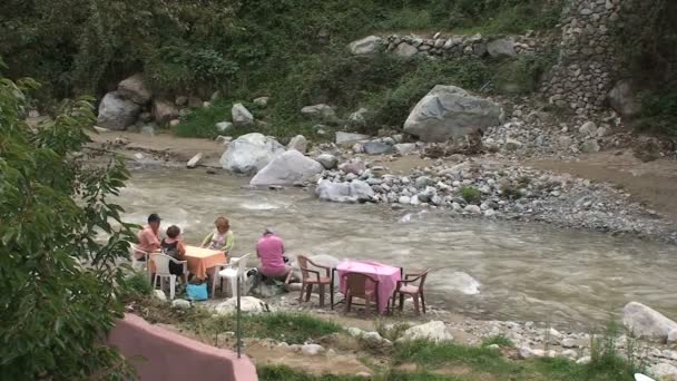 Familia en el río Ourika — Vídeo de stock