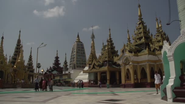 Menschen gehen an der Shwedagon-Pagode vorbei — Stockvideo