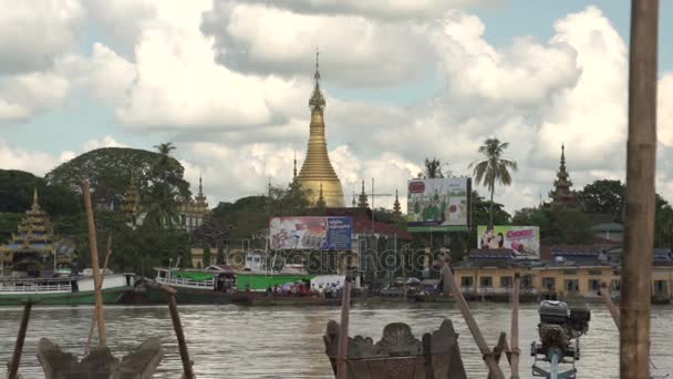 Boten voorkant skyline van Pathein — Stockvideo