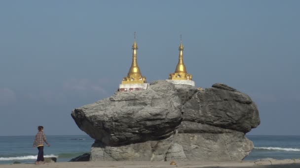 Kyauk Maumghnama pagode — Stockvideo