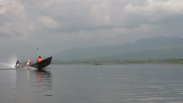Reiten auf dem Fluss Nyaung shwe — Stockvideo