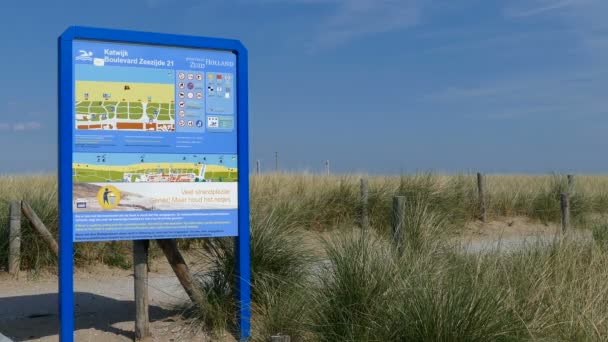 Schild am Eingang des Strandes, Katwijk auf See — Stockvideo