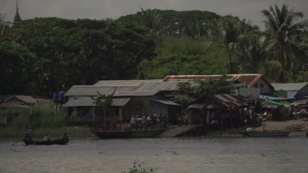 Veerboot sailling langs op Irrawady rivier — Stockvideo