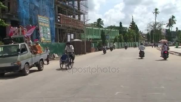 Rijden door de straten op motorfiets — Stockvideo