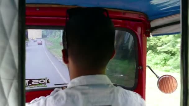 Tuktuk conduciendo por carretera a Masaya — Vídeos de Stock