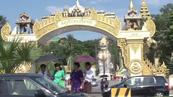Entrada de la pagoda Shwedagon — Vídeos de Stock