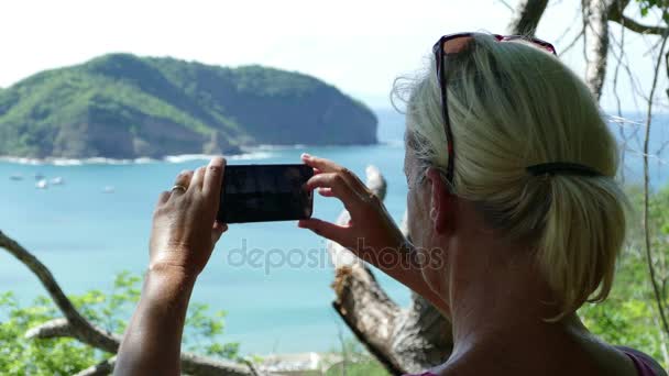 Mujer tomando fotos — Vídeo de stock